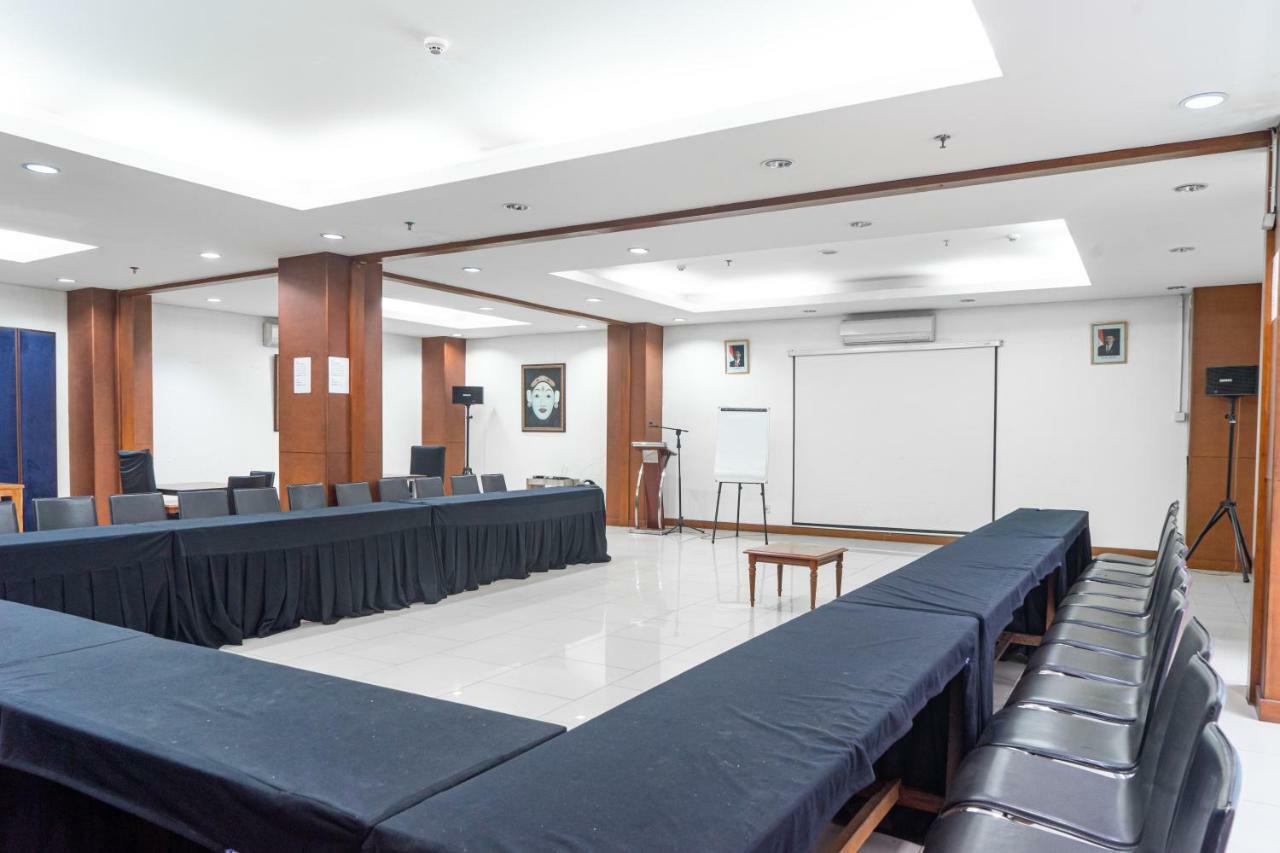 Hotel Reddoorz Near Blok M Square
