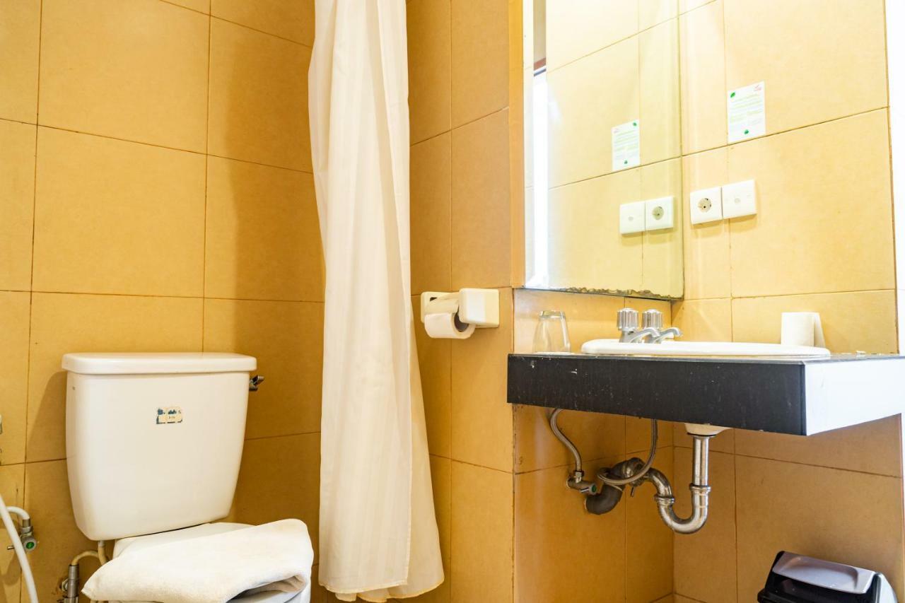Hotel Reddoorz Near Blok M Square 3*